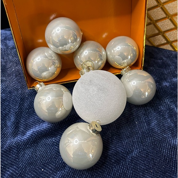 Set Of 8 Christmas Balls/Ornaments - Picture 1 of 9